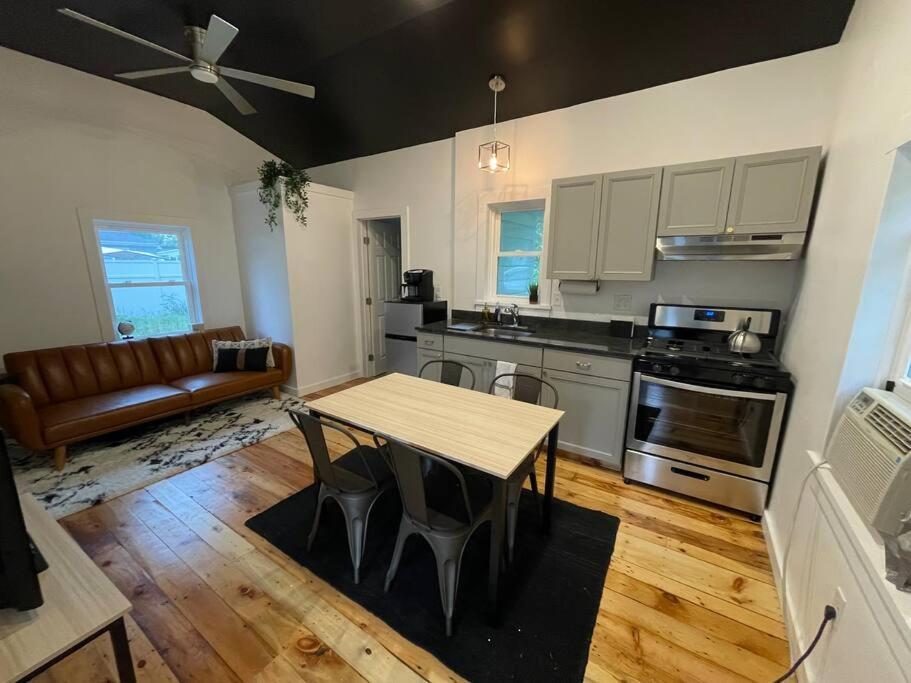 Campfire Cottage Fireplace, Fire Pit & No Chores! Kingston Extérieur photo
